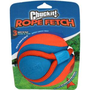 Chuckit Rope Fetch Schoppen, trekken, gooien! Is een bal met speeltouw, Het touw is makkelijk om de bal te bevestigen voor spelen met je hond. Inhammen in de bal maken het voor de hond gemakkelijk om te bijten en te vangen tijdens het spel. De binnenkant van de bal bevat EVA foam waardoor de bal op water drijft