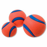 Chuckit Ultra Ball De bal die extra lang meegaat en door veel hondenbaasjes standaard mee naar het park genomen wordt. Ballen zijn niet schadelijk voor het gebit en worden bij het apporteren goed gezien door honden. De bal drijft op water