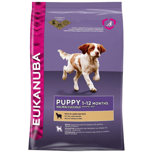 Eukanuba Dog Puppy - Junior Lam - Rijst 12 kg Dit puppyrecept, rijk aan lam en rijst, is voeding op maat voor puppy’s van kleine en middelgrote rassen met een gevoelige huid en maag. Dit droogvoer voor honden bevat antioxiderende vitamine E en C om een sterk immuunsysteem te helpen opbouwen.