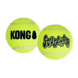 Kong Squeakair Tennisbal Een combinatie van twee klassieke hondenspeeltjes — de tennisbal en het piepspeeltje — en is daarmee het perfecte apporteerspeeltje. Deze duurzame en kwalitatief hoogwaardige Squeakair Ball kan aan het hondengebit geen slijtage veroorzaken. Het is gemaakt van een speciaal, niet-schurend vilt