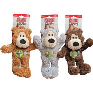 Kong Wild Knots Bears 1 stuk zijn zacht en knuffelachtig aan de buitenkant, en duurzaam en sterk aan de binnenkant. Gegarandeerd succes onder honden en hun eigenaars. Honden zijn dol op het gevlochten skelet en het verstevigde pluchen lichaam zorgt voor extra duurzaamheid. Minder vulling, dus minder rommel