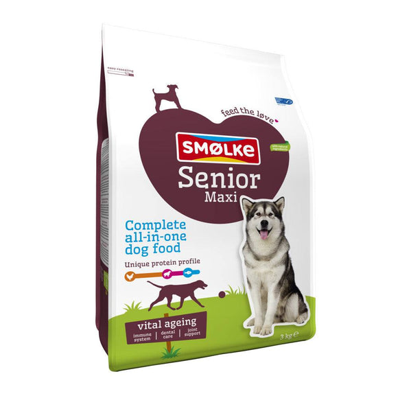 Smolke Senior Maxi hondenvoer is een compleet uitgebalanceerde premium voeding voor uw oudere grote hond. Bij deze honden gaan verschillende functies al wat aftakelen en ze worden minder energiek. Vooral de grotere honden hebben snel last van pijnlijke gewrichten. De voeding probeert alle verschijnselen van aftakelen tegen te werken