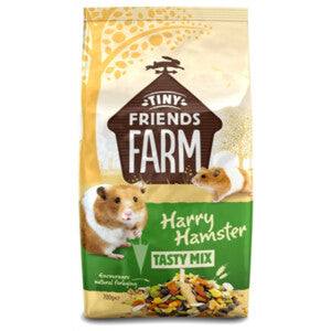 Tiny Friends Farm Harry Hamster Tasty Mix is een complete en evenwichtige voedingsmix speciaal voor hamsters en is samengesteld uit zorgvuldig geselecteerde ingrediënten. Het juiste vezelgehalte verbeterd de spijsvertering en is goed voor het gebit. Bevordert het natuurlijke foerageergedrag. Zonder toegevoegde suikers